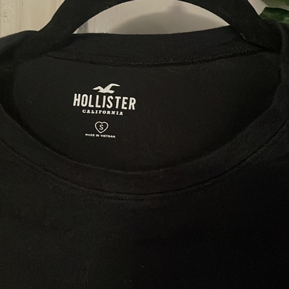 It is a short sleeve tee from hollister with a knot in the front it’s a small. - Picture 3 of 3